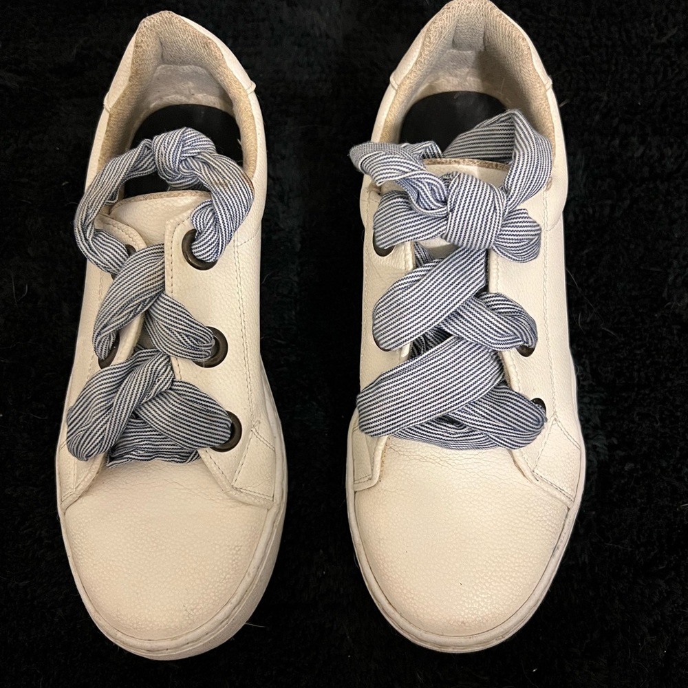 Chic Cream Sneakers with Striped Laces